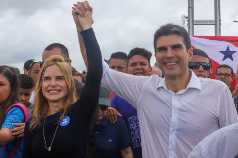 Cerca de 5 mil pessoas, moradoras dos municípios do Acará e Moju, foram recepcionar e agradecer ao governador o empenho pela resposta rápida na construção da ponte, que acontece em tempo recorde. <div class='credito_fotos'>Foto: Marco Santos / Ag. Pará   |   <a href='/midias/2020/originais/5941_afc5de53-883e-9949-4c01-d8f1e93935a7.jpg' download><i class='fa-solid fa-download'></i> Download</a></div>