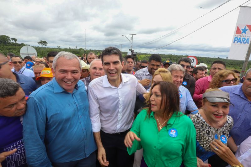 Cerca de 5 mil pessoas, moradoras dos municípios do Acará e Moju, foram recepcionar e agradecer ao governador o empenho pela resposta rápida na construção da ponte, que acontece em tempo recorde. <div class='credito_fotos'>Foto: Marco Santos / Ag. Pará   |   <a href='/midias/2020/originais/5941_b0fe1928-c96f-429e-bc2a-c0a841d0b98d.jpg' download><i class='fa-solid fa-download'></i> Download</a></div>