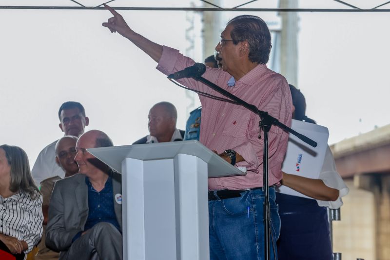 Cerca de 5 mil pessoas, moradoras dos municípios do Acará e Moju, foram recepcionar e agradecer ao governador o empenho pela resposta rápida na construção da ponte, que acontece em tempo recorde. <div class='credito_fotos'>Foto: Marco Santos / Ag. Pará   |   <a href='/midias/2020/originais/5941_b4757c91-e2e5-a10f-1a73-3395794d3047.jpg' download><i class='fa-solid fa-download'></i> Download</a></div>