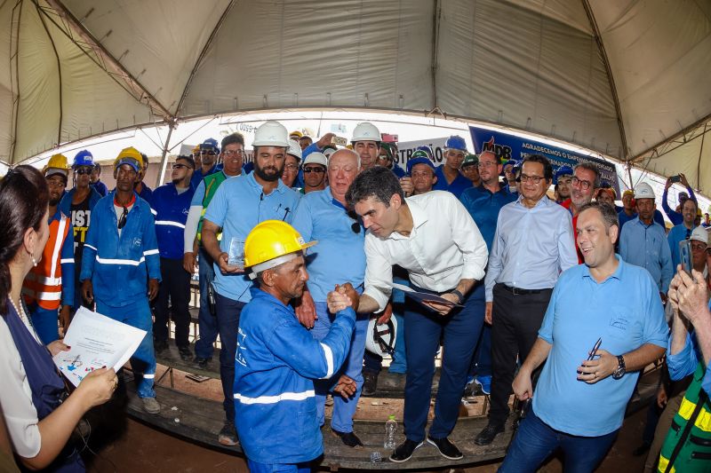 Cerca de 5 mil pessoas, moradoras dos municípios do Acará e Moju, foram recepcionar e agradecer ao governador o empenho pela resposta rápida na construção da ponte, que acontece em tempo recorde. <div class='credito_fotos'>Foto: Marco Santos / Ag. Pará   |   <a href='/midias/2020/originais/5941_bad9c2a2-3275-e421-f24d-2ab24949c2a4.jpg' download><i class='fa-solid fa-download'></i> Download</a></div>