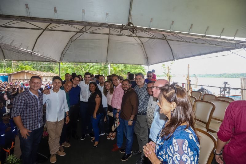 Cerca de 5 mil pessoas, moradoras dos municípios do Acará e Moju, foram recepcionar e agradecer ao governador o empenho pela resposta rápida na construção da ponte, que acontece em tempo recorde. <div class='credito_fotos'>Foto: Marco Santos / Ag. Pará   |   <a href='/midias/2020/originais/5941_bad9c840-5602-1427-5dc6-664c5016222e.jpg' download><i class='fa-solid fa-download'></i> Download</a></div>