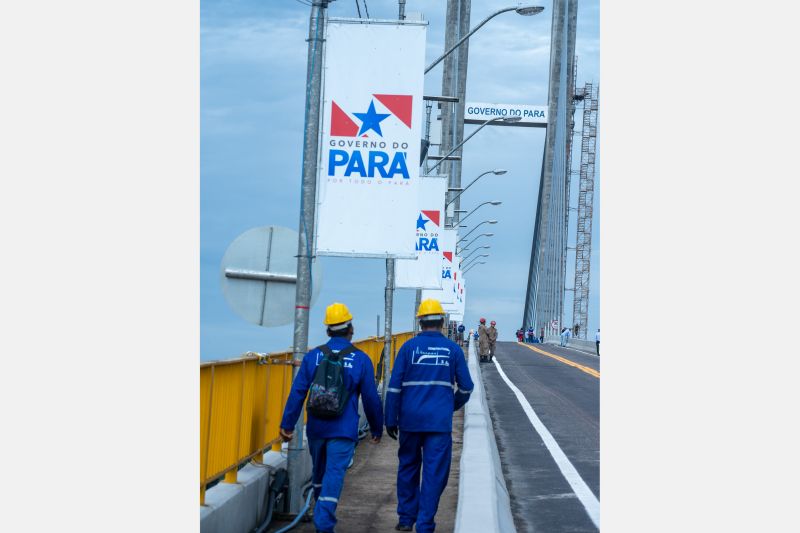 Cerca de 5 mil pessoas, moradoras dos municípios do Acará e Moju, foram recepcionar e agradecer ao governador o empenho pela resposta rápida na construção da ponte, que acontece em tempo recorde. <div class='credito_fotos'>Foto: Marco Santos / Ag. Pará   |   <a href='/midias/2020/originais/5941_c0e806f0-c099-afd2-f0be-36b601a4fc38.jpg' download><i class='fa-solid fa-download'></i> Download</a></div>