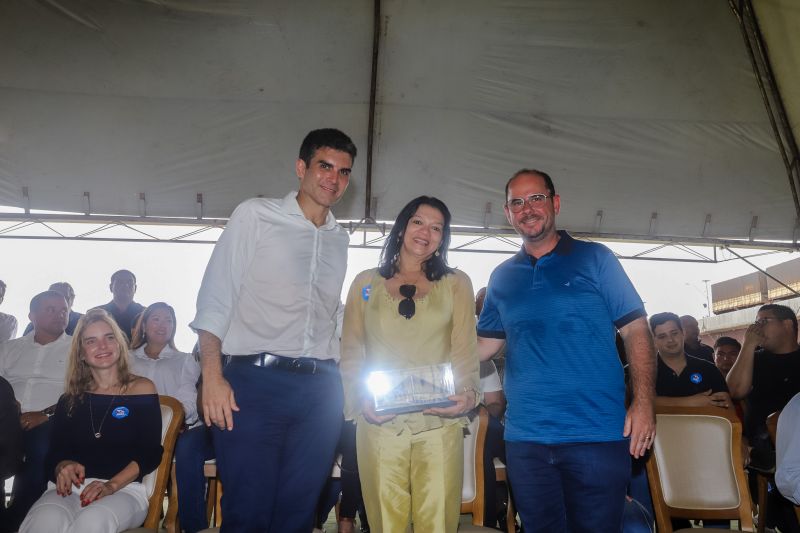 Cerca de 5 mil pessoas, moradoras dos municípios do Acará e Moju, foram recepcionar e agradecer ao governador o empenho pela resposta rápida na construção da ponte, que acontece em tempo recorde. <div class='credito_fotos'>Foto: Marco Santos / Ag. Pará   |   <a href='/midias/2020/originais/5941_c35e9527-2d82-f036-bff1-ab5e10d2a21d.jpg' download><i class='fa-solid fa-download'></i> Download</a></div>