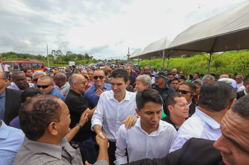 Cerca de 5 mil pessoas, moradoras dos municípios do Acará e Moju, foram recepcionar e agradecer ao governador o empenho pela resposta rápida na construção da ponte, que acontece em tempo recorde. <div class='credito_fotos'>Foto: Marco Santos / Ag. Pará   |   <a href='/midias/2020/originais/5941_ca24eacc-da0b-776a-0e0f-64334fe31620.jpg' download><i class='fa-solid fa-download'></i> Download</a></div>
