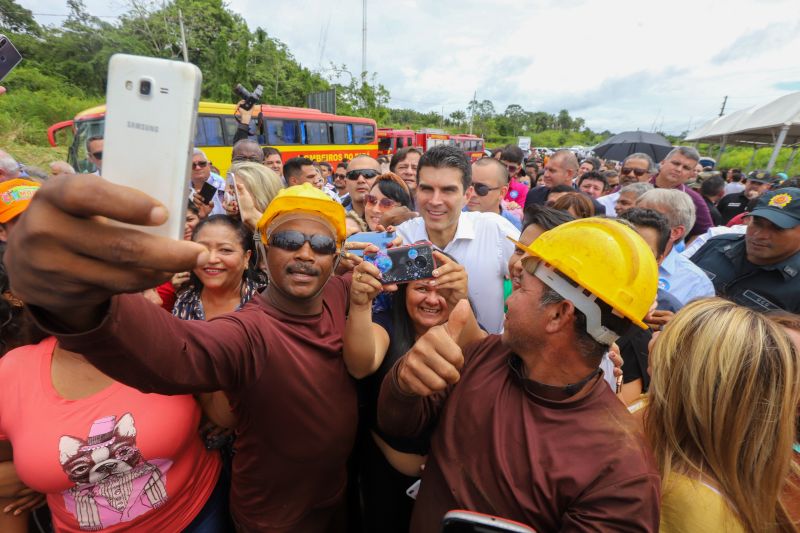 Cerca de 5 mil pessoas, moradoras dos municípios do Acará e Moju, foram recepcionar e agradecer ao governador o empenho pela resposta rápida na construção da ponte, que acontece em tempo recorde. <div class='credito_fotos'>Foto: Marco Santos / Ag. Pará   |   <a href='/midias/2020/originais/5941_ca3f3e1d-e680-5f03-bbeb-7c41fcdd86d9.jpg' download><i class='fa-solid fa-download'></i> Download</a></div>