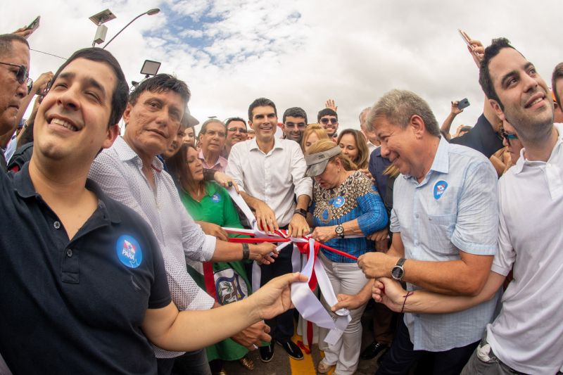Cerca de 5 mil pessoas, moradoras dos municípios do Acará e Moju, foram recepcionar e agradecer ao governador o empenho pela resposta rápida na construção da ponte, que acontece em tempo recorde. <div class='credito_fotos'>Foto: Marco Santos / Ag. Pará   |   <a href='/midias/2020/originais/5941_cc2ace82-7e8e-c7ae-0c3c-190e0c6ebfb0.jpg' download><i class='fa-solid fa-download'></i> Download</a></div>