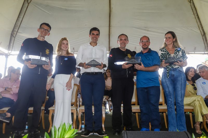 Cerca de 5 mil pessoas, moradoras dos municípios do Acará e Moju, foram recepcionar e agradecer ao governador o empenho pela resposta rápida na construção da ponte, que acontece em tempo recorde. <div class='credito_fotos'>Foto: Marco Santos / Ag. Pará   |   <a href='/midias/2020/originais/5941_ce776cd7-8981-6ec1-cca6-8901da953a8f.jpg' download><i class='fa-solid fa-download'></i> Download</a></div>