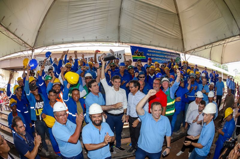 Cerca de 5 mil pessoas, moradoras dos municípios do Acará e Moju, foram recepcionar e agradecer ao governador o empenho pela resposta rápida na construção da ponte, que acontece em tempo recorde. <div class='credito_fotos'>Foto: Marco Santos / Ag. Pará   |   <a href='/midias/2020/originais/5941_d0555846-e56b-74ae-e100-b895bfc80b16.jpg' download><i class='fa-solid fa-download'></i> Download</a></div>