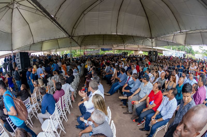 Cerca de 5 mil pessoas, moradoras dos municípios do Acará e Moju, foram recepcionar e agradecer ao governador o empenho pela resposta rápida na construção da ponte, que acontece em tempo recorde. <div class='credito_fotos'>Foto: Marco Santos / Ag. Pará   |   <a href='/midias/2020/originais/5941_d0c9177b-a839-4b33-b2ce-81e5687dab5d.jpg' download><i class='fa-solid fa-download'></i> Download</a></div>