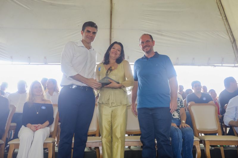 Cerca de 5 mil pessoas, moradoras dos municípios do Acará e Moju, foram recepcionar e agradecer ao governador o empenho pela resposta rápida na construção da ponte, que acontece em tempo recorde. <div class='credito_fotos'>Foto: Marco Santos / Ag. Pará   |   <a href='/midias/2020/originais/5941_d188d40a-3e93-0b57-7a32-6bbe07789c00.jpg' download><i class='fa-solid fa-download'></i> Download</a></div>