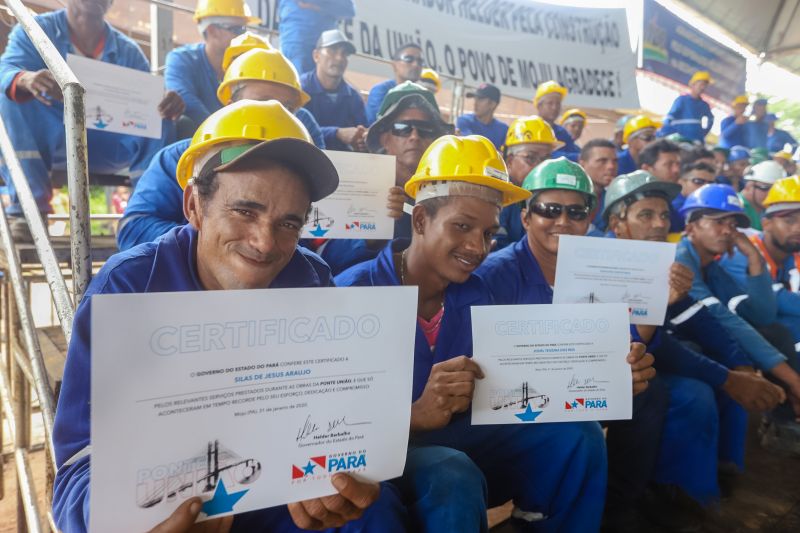 Cerca de 5 mil pessoas, moradoras dos municípios do Acará e Moju, foram recepcionar e agradecer ao governador o empenho pela resposta rápida na construção da ponte, que acontece em tempo recorde. <div class='credito_fotos'>Foto: Marco Santos / Ag. Pará   |   <a href='/midias/2020/originais/5941_d69f671c-5473-9c52-2803-f4012d465235.jpg' download><i class='fa-solid fa-download'></i> Download</a></div>