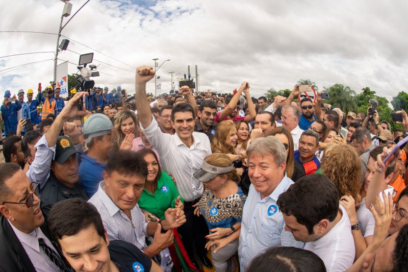 Cerca de 5 mil pessoas, moradoras dos municípios do Acará e Moju, foram recepcionar e agradecer ao governador o empenho pela resposta rápida na construção da ponte, que acontece em tempo recorde. <div class='credito_fotos'>Foto: Marco Santos / Ag. Pará   |   <a href='/midias/2020/originais/5941_d6c96c64-51ee-558f-3fee-3f0cafaa88d0.jpg' download><i class='fa-solid fa-download'></i> Download</a></div>