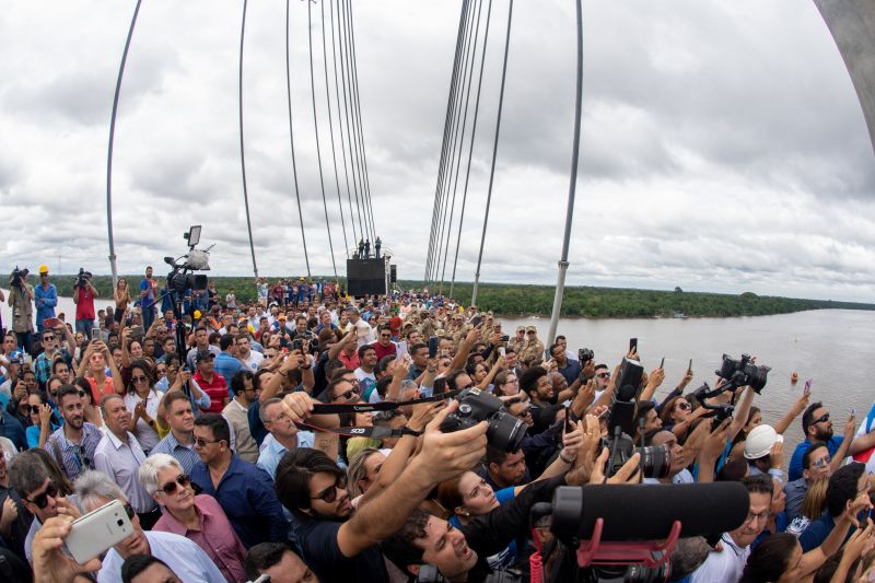 Cerca de 5 mil pessoas, moradoras dos municípios do Acará e Moju, foram recepcionar e agradecer ao governador o empenho pela resposta rápida na construção da ponte, que acontece em tempo recorde. <div class='credito_fotos'>Foto: Marco Santos / Ag. Pará   |   <a href='/midias/2020/originais/5941_d8c006e7-2131-ac5f-cb0f-52f3ca5fcdbd.jpg' download><i class='fa-solid fa-download'></i> Download</a></div>