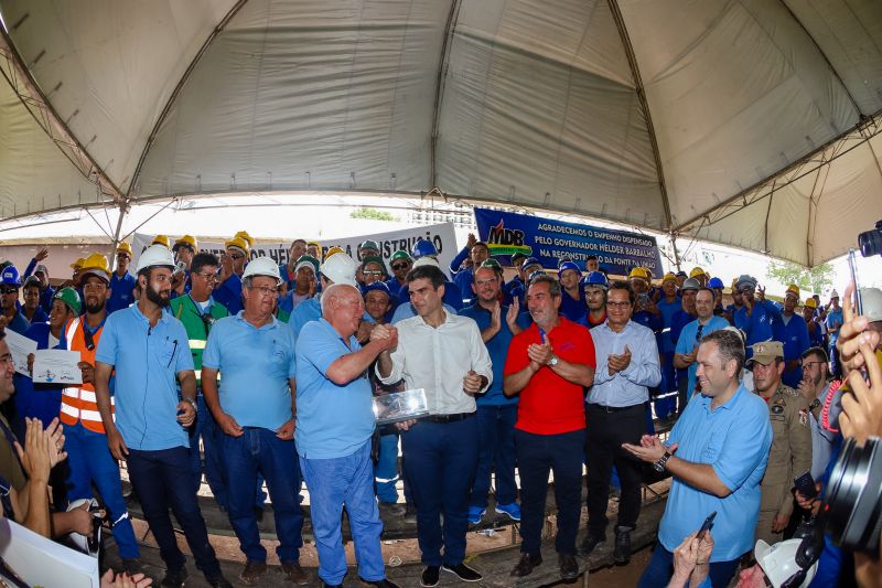Cerca de 5 mil pessoas, moradoras dos municípios do Acará e Moju, foram recepcionar e agradecer ao governador o empenho pela resposta rápida na construção da ponte, que acontece em tempo recorde. <div class='credito_fotos'>Foto: Marco Santos / Ag. Pará   |   <a href='/midias/2020/originais/5941_db0f7960-18cf-6c6e-a05c-ecfbc350b057.jpg' download><i class='fa-solid fa-download'></i> Download</a></div>