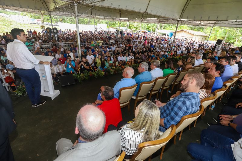 Cerca de 5 mil pessoas, moradoras dos municípios do Acará e Moju, foram recepcionar e agradecer ao governador o empenho pela resposta rápida na construção da ponte, que acontece em tempo recorde. <div class='credito_fotos'>Foto: Marco Santos / Ag. Pará   |   <a href='/midias/2020/originais/5941_e413ec15-17a8-cedb-1304-bdec08e662b6.jpg' download><i class='fa-solid fa-download'></i> Download</a></div>