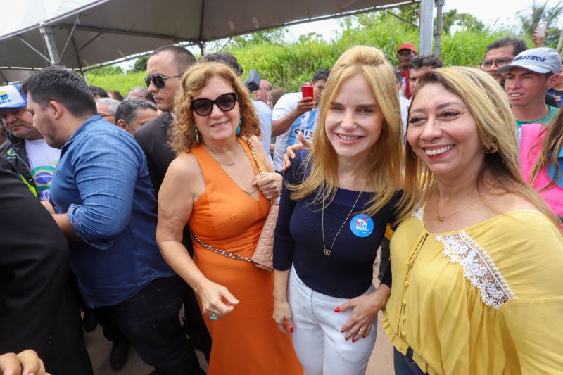 Cerca de 5 mil pessoas, moradoras dos municípios do Acará e Moju, foram recepcionar e agradecer ao governador o empenho pela resposta rápida na construção da ponte, que acontece em tempo recorde. <div class='credito_fotos'>Foto: Marco Santos / Ag. Pará   |   <a href='/midias/2020/originais/5941_e8ba2a3c-4eb4-25b2-98cd-8c706ba30662.jpg' download><i class='fa-solid fa-download'></i> Download</a></div>