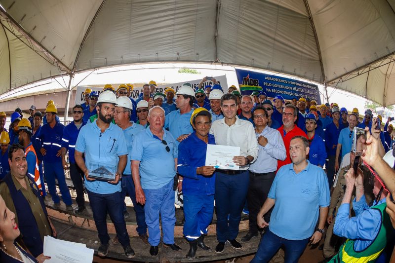 Cerca de 5 mil pessoas, moradoras dos municípios do Acará e Moju, foram recepcionar e agradecer ao governador o empenho pela resposta rápida na construção da ponte, que acontece em tempo recorde. <div class='credito_fotos'>Foto: Marco Santos / Ag. Pará   |   <a href='/midias/2020/originais/5941_eab292ee-6f0f-ed4a-a9e5-6c3cac77ebee.jpg' download><i class='fa-solid fa-download'></i> Download</a></div>