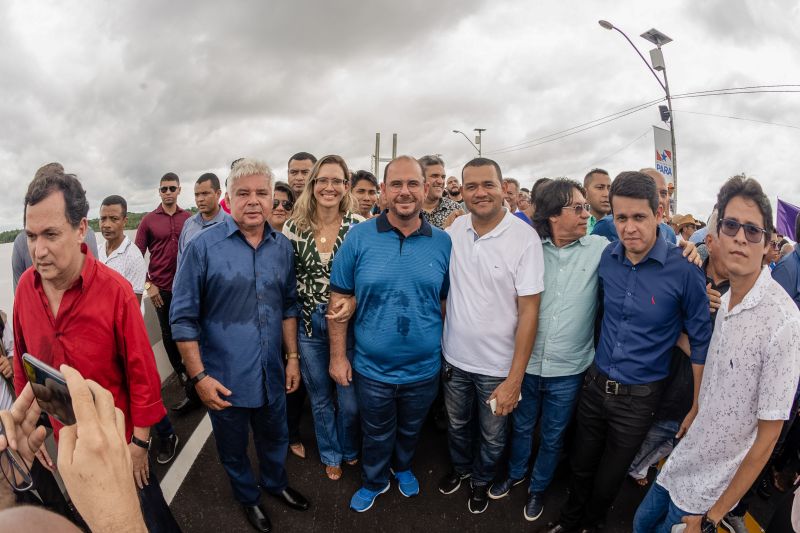 Cerca de 5 mil pessoas, moradoras dos municípios do Acará e Moju, foram recepcionar e agradecer ao governador o empenho pela resposta rápida na construção da ponte, que acontece em tempo recorde. <div class='credito_fotos'>Foto: Marco Santos / Ag. Pará   |   <a href='/midias/2020/originais/5941_ecf2bd5b-3ee5-4bd2-ae77-82ce409a1be6.jpg' download><i class='fa-solid fa-download'></i> Download</a></div>