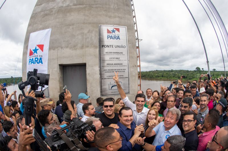 Cerca de 5 mil pessoas, moradoras dos municípios do Acará e Moju, foram recepcionar e agradecer ao governador o empenho pela resposta rápida na construção da ponte, que acontece em tempo recorde. <div class='credito_fotos'>Foto: Marco Santos / Ag. Pará   |   <a href='/midias/2020/originais/5941_efe4135c-f8c7-2760-7c89-ebc87fe0bae2.jpg' download><i class='fa-solid fa-download'></i> Download</a></div>