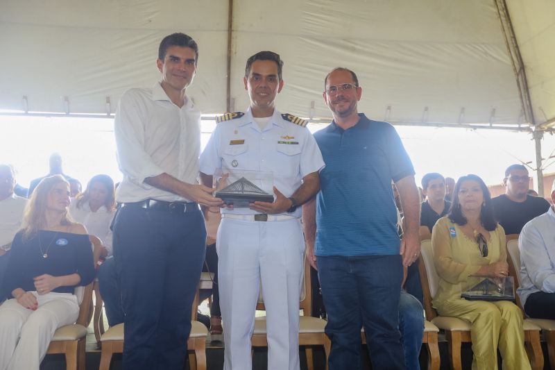 Cerca de 5 mil pessoas, moradoras dos municípios do Acará e Moju, foram recepcionar e agradecer ao governador o empenho pela resposta rápida na construção da ponte, que acontece em tempo recorde. <div class='credito_fotos'>Foto: Marco Santos / Ag. Pará   |   <a href='/midias/2020/originais/5941_f3081ebc-3aa5-7bb1-534b-dcaa0adc65cc.jpg' download><i class='fa-solid fa-download'></i> Download</a></div>