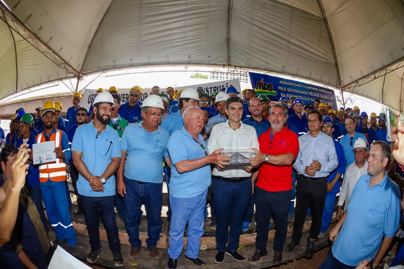 Cerca de 5 mil pessoas, moradoras dos municípios do Acará e Moju, foram recepcionar e agradecer ao governador o empenho pela resposta rápida na construção da ponte, que acontece em tempo recorde. <div class='credito_fotos'>Foto: Marco Santos / Ag. Pará   |   <a href='/midias/2020/originais/5941_f41336fb-10c4-f35d-5235-25737c7368ea.jpg' download><i class='fa-solid fa-download'></i> Download</a></div>