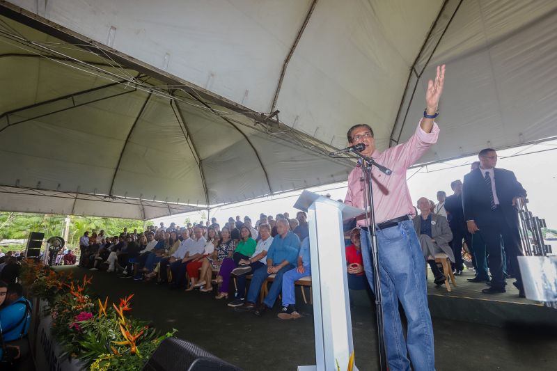 Cerca de 5 mil pessoas, moradoras dos municípios do Acará e Moju, foram recepcionar e agradecer ao governador o empenho pela resposta rápida na construção da ponte, que acontece em tempo recorde. <div class='credito_fotos'>Foto: Marco Santos / Ag. Pará   |   <a href='/midias/2020/originais/5941_f5eb1435-f54c-5359-94ed-410f1c393e3d.jpg' download><i class='fa-solid fa-download'></i> Download</a></div>