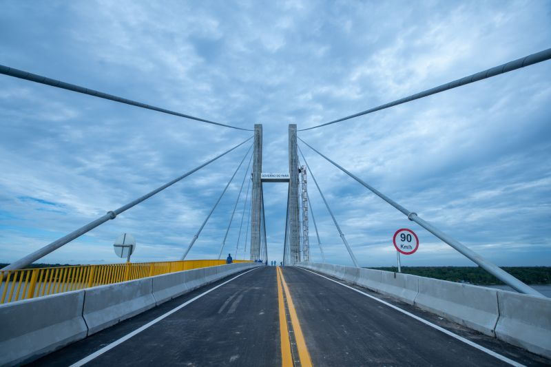 Cerca de 5 mil pessoas, moradoras dos municípios do Acará e Moju, foram recepcionar e agradecer ao governador o empenho pela resposta rápida na construção da ponte, que acontece em tempo recorde. <div class='credito_fotos'>Foto: Marco Santos / Ag. Pará   |   <a href='/midias/2020/originais/5941_f6b930b2-975d-80de-b1a9-29b958d1afce.jpg' download><i class='fa-solid fa-download'></i> Download</a></div>