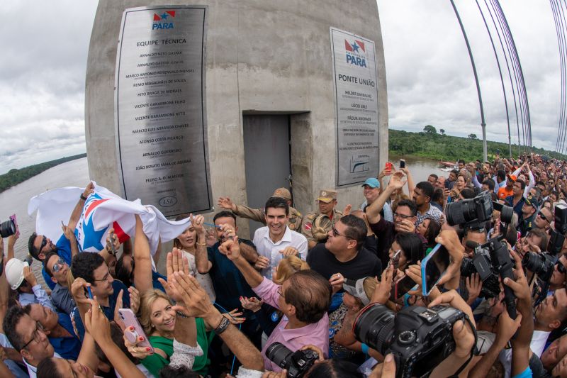 Cerca de 5 mil pessoas, moradoras dos municípios do Acará e Moju, foram recepcionar e agradecer ao governador o empenho pela resposta rápida na construção da ponte, que acontece em tempo recorde. <div class='credito_fotos'>Foto: Marco Santos / Ag. Pará   |   <a href='/midias/2020/originais/5941_f9d330f2-ae48-ce76-a157-3203e0712a3e.jpg' download><i class='fa-solid fa-download'></i> Download</a></div>