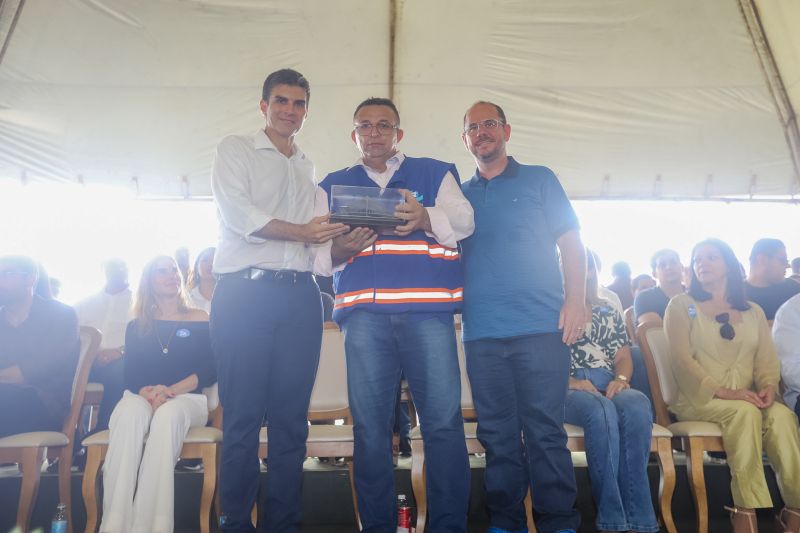 Cerca de 5 mil pessoas, moradoras dos municípios do Acará e Moju, foram recepcionar e agradecer ao governador o empenho pela resposta rápida na construção da ponte, que acontece em tempo recorde. <div class='credito_fotos'>Foto: Marco Santos / Ag. Pará   |   <a href='/midias/2020/originais/5941_fadc1e27-a29f-c42c-ae08-b9c8eb7b99dc.jpg' download><i class='fa-solid fa-download'></i> Download</a></div>