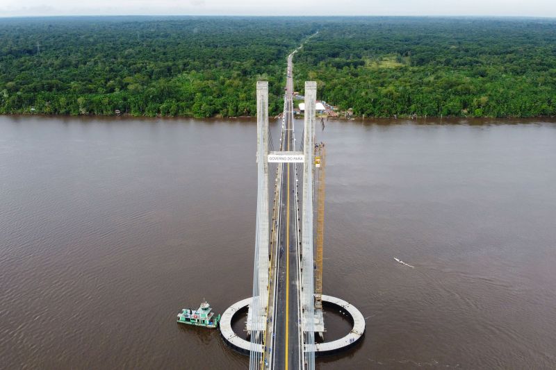 Cerca de 5 mil pessoas, moradoras dos municípios do Acará e Moju, foram recepcionar e agradecer ao governador o empenho pela resposta rápida na construção da ponte, que acontece em tempo recorde. <div class='credito_fotos'>Foto: Marco Santos / Ag. Pará   |   <a href='/midias/2020/originais/5941_fb673adc-3f46-7f7b-4b17-418769fad03d.jpg' download><i class='fa-solid fa-download'></i> Download</a></div>