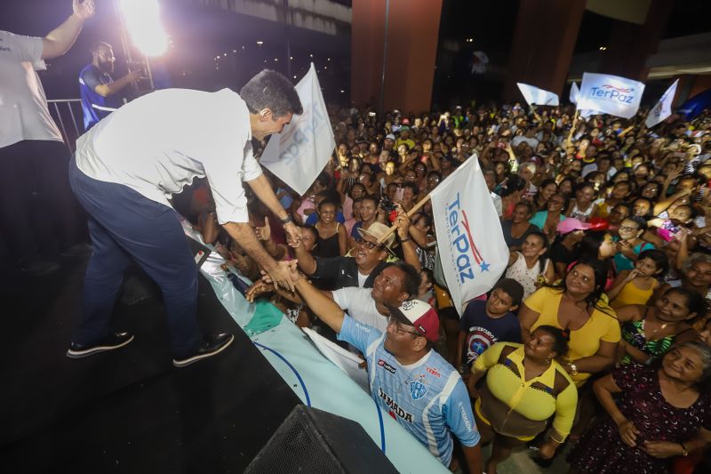 Pelo menos 700 moradores do bairro da Cabanagem participaram do sorteio de 120 novas geladeiras no Estacionamento A2 do Estádio Olímpico do Pará, o Mangueirão, na noite desta sexta, 31. <div class='credito_fotos'>Foto: Marco Santos / Ag. Pará | <a href='/midias/2020/originais/5943_43913448-36a5-4c1f-a7fe-c9a6997c9d80.jpg' download><i class='fa-solid fa-download'></i> Download</a></div>
