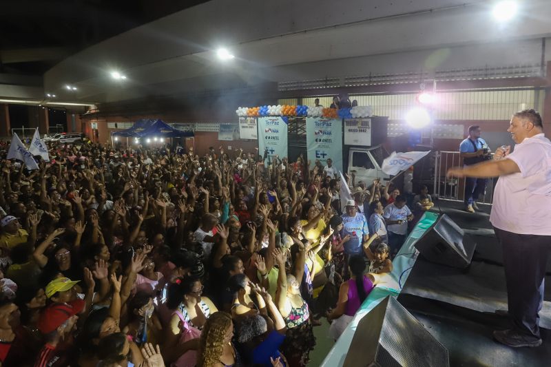 Pelo menos 700 moradores do bairro da Cabanagem participaram do sorteio de 120 novas geladeiras no Estacionamento A2 do Estádio Olímpico do Pará, o Mangueirão, na noite desta sexta, 31. <div class='credito_fotos'>Foto: Marco Santos / Ag. Pará | <a href='/midias/2020/originais/5943_5c946d1b-4001-506d-b707-0b654d5fb5a4.jpg' download><i class='fa-solid fa-download'></i> Download</a></div>