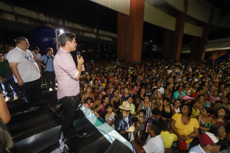 Pelo menos 700 moradores do bairro da Cabanagem participaram do sorteio de 120 novas geladeiras no Estacionamento A2 do Estádio Olímpico do Pará, o Mangueirão, na noite desta sexta, 31. <div class='credito_fotos'>Foto: Marco Santos / Ag. Pará | <a href='/midias/2020/originais/5943_69ba0d98-fef1-1fa8-5a3c-d3ac2317ddf8.jpg' download><i class='fa-solid fa-download'></i> Download</a></div>