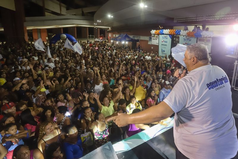 Pelo menos 700 moradores do bairro da Cabanagem participaram do sorteio de 120 novas geladeiras no Estacionamento A2 do Estádio Olímpico do Pará, o Mangueirão, na noite desta sexta, 31. <div class='credito_fotos'>Foto: Marco Santos / Ag. Pará | <a href='/midias/2020/originais/5943_82e9945d-8957-a2db-f2a3-7df1e87f107a.jpg' download><i class='fa-solid fa-download'></i> Download</a></div>