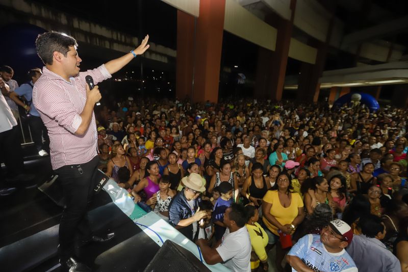 Pelo menos 700 moradores do bairro da Cabanagem participaram do sorteio de 120 novas geladeiras no Estacionamento A2 do Estádio Olímpico do Pará, o Mangueirão, na noite desta sexta, 31. <div class='credito_fotos'>Foto: Marco Santos / Ag. Pará | <a href='/midias/2020/originais/5943_9a730446-1748-3b54-0618-c04ad94b6b67.jpg' download><i class='fa-solid fa-download'></i> Download</a></div>