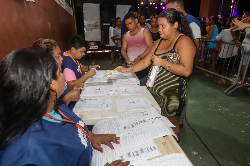 Pelo menos 700 moradores do bairro da Cabanagem participaram do sorteio de 120 novas geladeiras no Estacionamento A2 do Estádio Olímpico do Pará, o Mangueirão, na noite desta sexta, 31. <div class='credito_fotos'>Foto: Marco Santos / Ag. Pará | <a href='/midias/2020/originais/5943_cca605e4-d440-57bc-5b17-e9e02e4dc9a5.jpg' download><i class='fa-solid fa-download'></i> Download</a></div>