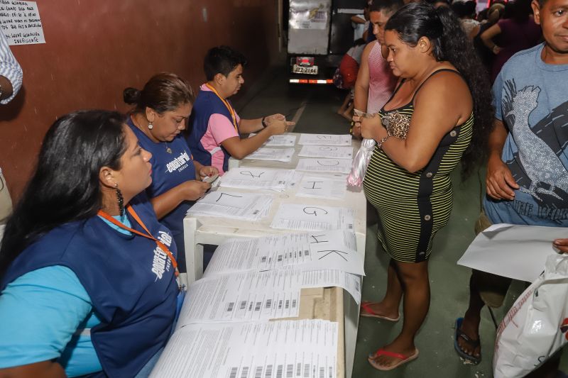 Pelo menos 700 moradores do bairro da Cabanagem participaram do sorteio de 120 novas geladeiras no Estacionamento A2 do Estádio Olímpico do Pará, o Mangueirão, na noite desta sexta, 31. <div class='credito_fotos'>Foto: Marco Santos / Ag. Pará | <a href='/midias/2020/originais/5943_fbb244ed-6854-c916-68c0-0d3201ec5861.jpg' download><i class='fa-solid fa-download'></i> Download</a></div>