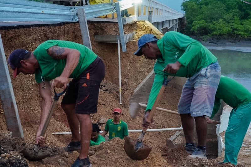 Equipes das empresas responsáveis pela obra da ponte sobre o Rio Sampaio, em Salinopólis, no nordeste do Estado, já iniciaram os trabalhos no local. Eles vão permanecer durante toda a noite, desta sexta-feira (31), no local, para que ela seja reaberta completamente para o tráfego ainda no próximo domingo (2). <div class='credito_fotos'>Foto: Divulgação | <a href='/midias/2020/originais/5944_10a90331-c322-91cc-c17f-e4d6babb5dc2.jpg' download><i class='fa-solid fa-download'></i> Download</a></div>