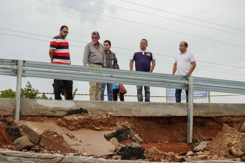 Equipes das empresas responsáveis pela obra da ponte sobre o Rio Sampaio, em Salinopólis, no nordeste do Estado, já iniciaram os trabalhos no local. Eles vão permanecer durante toda a noite, desta sexta-feira (31), no local, para que ela seja reaberta completamente para o tráfego ainda no próximo domingo (2). <div class='credito_fotos'>Foto: Divulgação | <a href='/midias/2020/originais/5944_155ad922-fb76-f4ae-9fed-0a279767d670.jpg' download><i class='fa-solid fa-download'></i> Download</a></div>