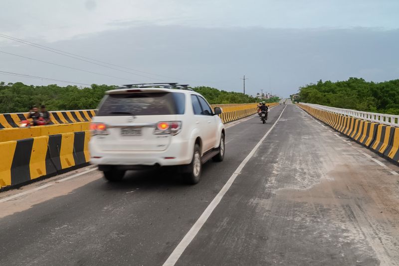 Equipes das empresas responsáveis pela obra da ponte sobre o Rio Sampaio, em Salinopólis, no nordeste do Estado, já iniciaram os trabalhos no local. Eles vão permanecer durante toda a noite, desta sexta-feira (31), no local, para que ela seja reaberta completamente para o tráfego ainda no próximo domingo (2). <div class='credito_fotos'>Foto: Divulgação | <a href='/midias/2020/originais/5944_23bbaf43-ff60-99aa-ffaf-1bca9215f154.jpg' download><i class='fa-solid fa-download'></i> Download</a></div>
