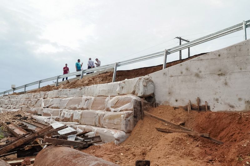 Equipes das empresas responsáveis pela obra da ponte sobre o Rio Sampaio, em Salinopólis, no nordeste do Estado, já iniciaram os trabalhos no local. Eles vão permanecer durante toda a noite, desta sexta-feira (31), no local, para que ela seja reaberta completamente para o tráfego ainda no próximo domingo (2). <div class='credito_fotos'>Foto: Divulgação | <a href='/midias/2020/originais/5944_2eb4ecd1-6b6a-cc61-3667-1e63be1b294a.jpg' download><i class='fa-solid fa-download'></i> Download</a></div>