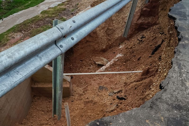 Equipes das empresas responsáveis pela obra da ponte sobre o Rio Sampaio, em Salinopólis, no nordeste do Estado, já iniciaram os trabalhos no local. Eles vão permanecer durante toda a noite, desta sexta-feira (31), no local, para que ela seja reaberta completamente para o tráfego ainda no próximo domingo (2). <div class='credito_fotos'>Foto: Divulgação | <a href='/midias/2020/originais/5944_4784ce0d-9f20-d404-ebb1-37ba275ba17b.jpg' download><i class='fa-solid fa-download'></i> Download</a></div>