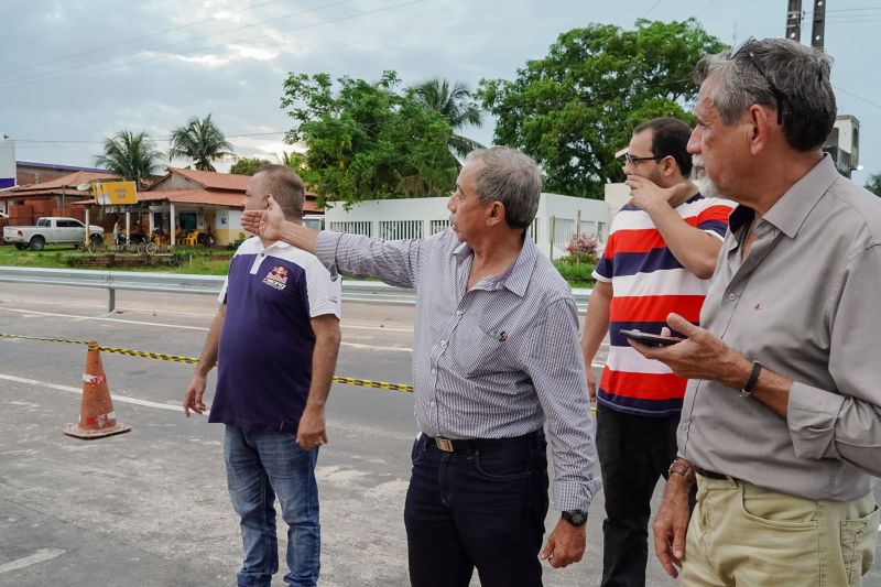 Equipes das empresas responsáveis pela obra da ponte sobre o Rio Sampaio, em Salinopólis, no nordeste do Estado, já iniciaram os trabalhos no local. Eles vão permanecer durante toda a noite, desta sexta-feira (31), no local, para que ela seja reaberta completamente para o tráfego ainda no próximo domingo (2). <div class='credito_fotos'>Foto: Divulgação | <a href='/midias/2020/originais/5944_575f9706-b74f-8119-8319-c57cc9d917ab.jpg' download><i class='fa-solid fa-download'></i> Download</a></div>