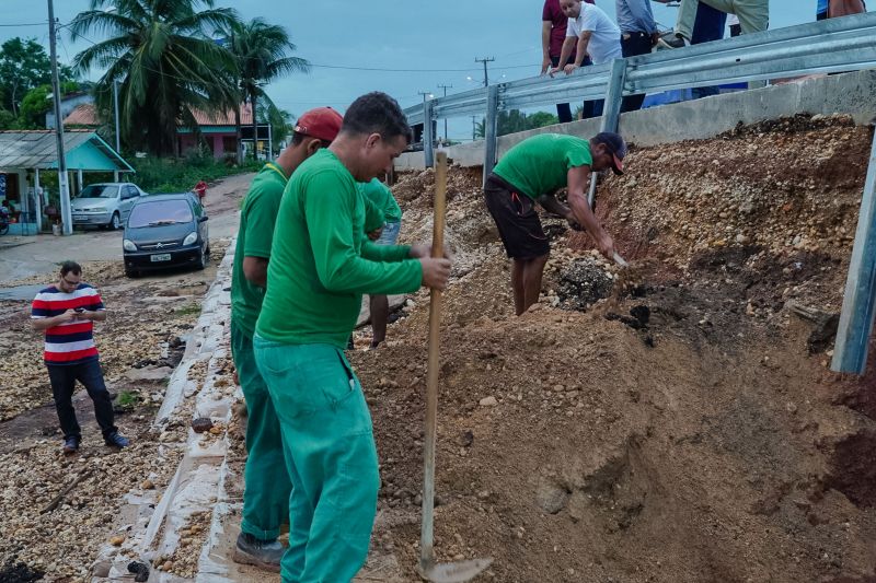 Equipes das empresas responsáveis pela obra da ponte sobre o Rio Sampaio, em Salinopólis, no nordeste do Estado, já iniciaram os trabalhos no local. Eles vão permanecer durante toda a noite, desta sexta-feira (31), no local, para que ela seja reaberta completamente para o tráfego ainda no próximo domingo (2). <div class='credito_fotos'>Foto: Divulgação | <a href='/midias/2020/originais/5944_586b5acc-ad4c-3948-88d0-8b552faf8b2a.jpg' download><i class='fa-solid fa-download'></i> Download</a></div>