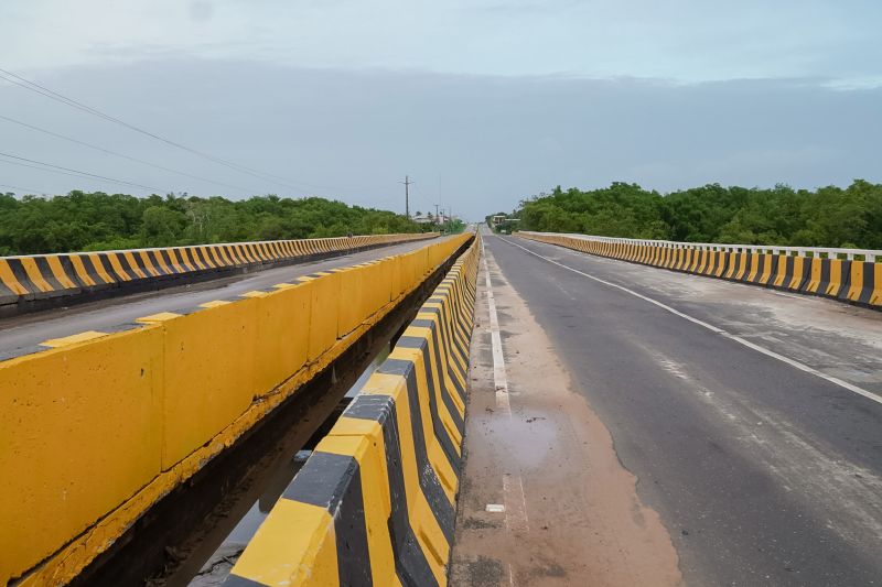 Equipes das empresas responsáveis pela obra da ponte sobre o Rio Sampaio, em Salinopólis, no nordeste do Estado, já iniciaram os trabalhos no local. Eles vão permanecer durante toda a noite, desta sexta-feira (31), no local, para que ela seja reaberta completamente para o tráfego ainda no próximo domingo (2). <div class='credito_fotos'>Foto: Divulgação | <a href='/midias/2020/originais/5944_7f78f14c-2047-29ea-d475-d49ba83e7bb6.jpg' download><i class='fa-solid fa-download'></i> Download</a></div>
