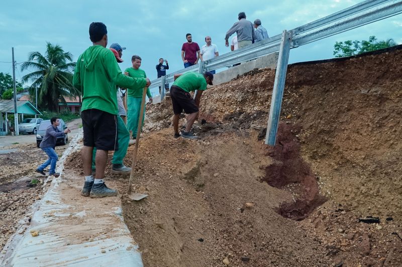 Equipes das empresas responsáveis pela obra da ponte sobre o Rio Sampaio, em Salinopólis, no nordeste do Estado, já iniciaram os trabalhos no local. Eles vão permanecer durante toda a noite, desta sexta-feira (31), no local, para que ela seja reaberta completamente para o tráfego ainda no próximo domingo (2). <div class='credito_fotos'>Foto: Divulgação | <a href='/midias/2020/originais/5944_8986c54a-21fe-0305-656f-5db05527529d.jpg' download><i class='fa-solid fa-download'></i> Download</a></div>