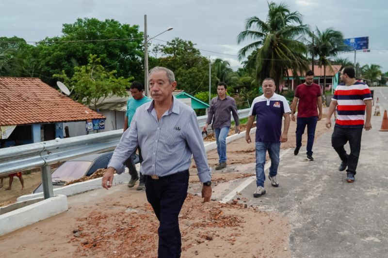 Equipes das empresas responsáveis pela obra da ponte sobre o Rio Sampaio, em Salinopólis, no nordeste do Estado, já iniciaram os trabalhos no local. Eles vão permanecer durante toda a noite, desta sexta-feira (31), no local, para que ela seja reaberta completamente para o tráfego ainda no próximo domingo (2). <div class='credito_fotos'>Foto: Divulgação | <a href='/midias/2020/originais/5944_b8081f9a-b5c6-9405-4049-54e2ef308a3e.jpg' download><i class='fa-solid fa-download'></i> Download</a></div>