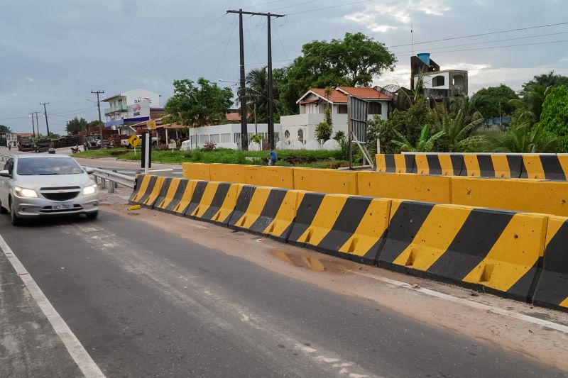 Equipes das empresas responsáveis pela obra da ponte sobre o Rio Sampaio, em Salinopólis, no nordeste do Estado, já iniciaram os trabalhos no local. Eles vão permanecer durante toda a noite, desta sexta-feira (31), no local, para que ela seja reaberta completamente para o tráfego ainda no próximo domingo (2). <div class='credito_fotos'>Foto: Divulgação | <a href='/midias/2020/originais/5944_bc67df11-6c78-f637-db9c-c601f4b3b583.jpg' download><i class='fa-solid fa-download'></i> Download</a></div>