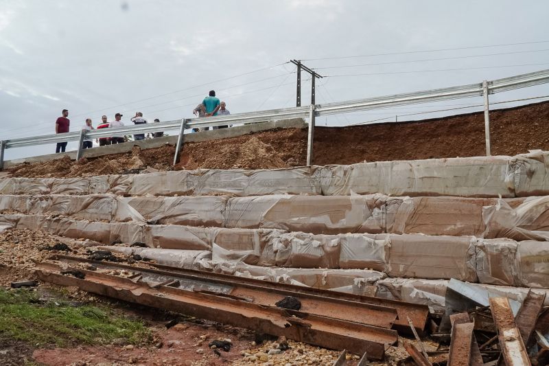 Equipes das empresas responsáveis pela obra da ponte sobre o Rio Sampaio, em Salinopólis, no nordeste do Estado, já iniciaram os trabalhos no local. Eles vão permanecer durante toda a noite, desta sexta-feira (31), no local, para que ela seja reaberta completamente para o tráfego ainda no próximo domingo (2). <div class='credito_fotos'>Foto: Divulgação | <a href='/midias/2020/originais/5944_c48cf011-6434-1a84-a35b-dbe253d941c1.jpg' download><i class='fa-solid fa-download'></i> Download</a></div>