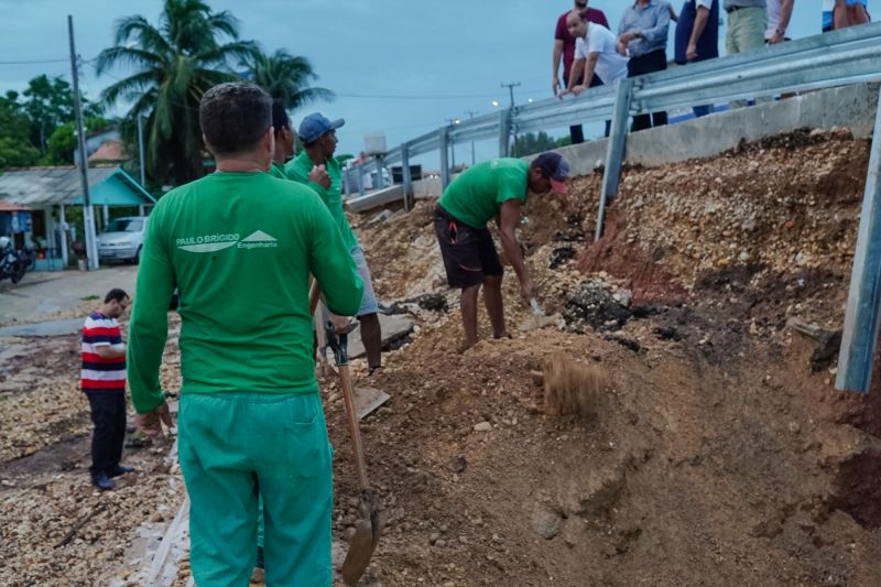 Equipes das empresas responsáveis pela obra da ponte sobre o Rio Sampaio, em Salinopólis, no nordeste do Estado, já iniciaram os trabalhos no local. Eles vão permanecer durante toda a noite, desta sexta-feira (31), no local, para que ela seja reaberta completamente para o tráfego ainda no próximo domingo (2). <div class='credito_fotos'>Foto: Divulgação | <a href='/midias/2020/originais/5944_dc3f7aef-f3dd-b6e7-1aa2-d6e350d83e8c.jpg' download><i class='fa-solid fa-download'></i> Download</a></div>
